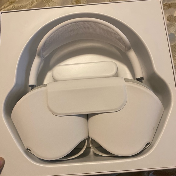 AirPod Maxes! - Picture 4 of 5